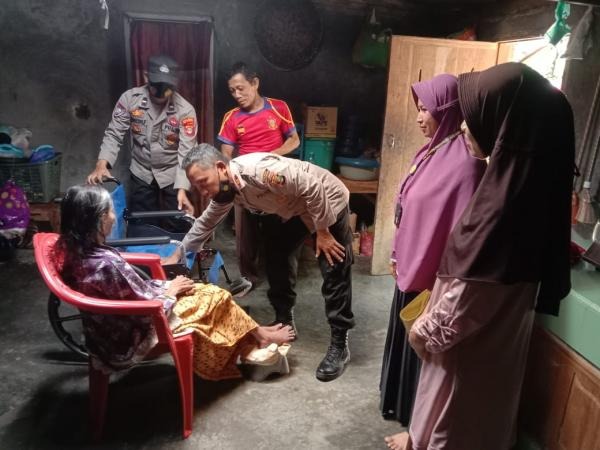 tebarkan kepedulian polres way kanan salurkan bansos dan kursi roda kepada warga 49623