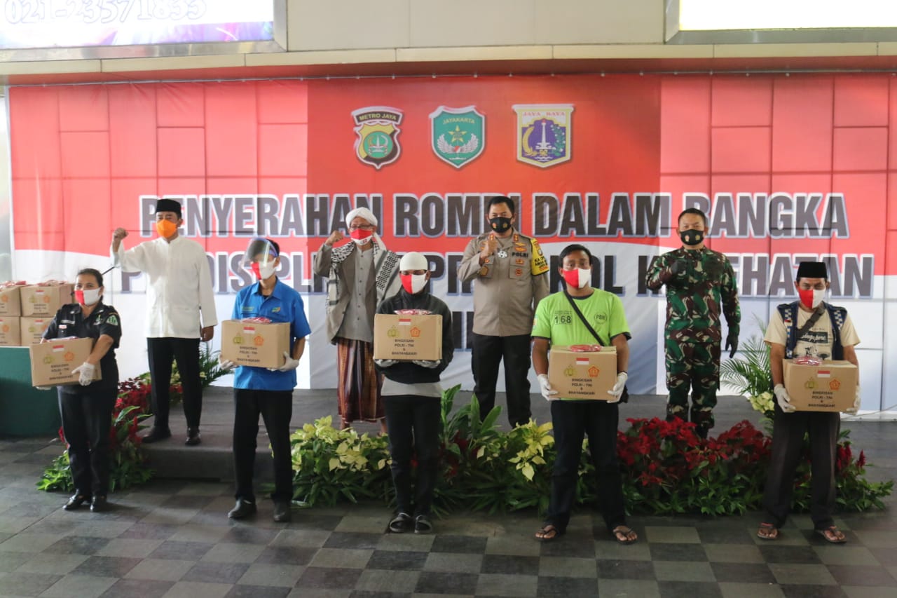 tegakkan disiplin protokol kesehatan kapolda metro jaya bagikan rompi ke pemuda pasar tanah abang 35162