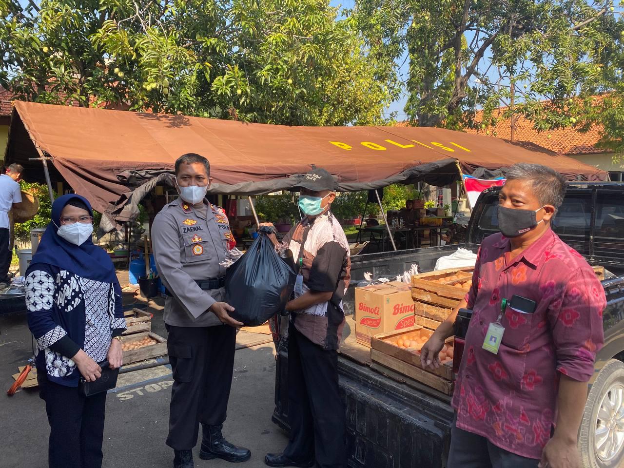 tegal city police establishes soup kitchen during emergency ppkm 40675