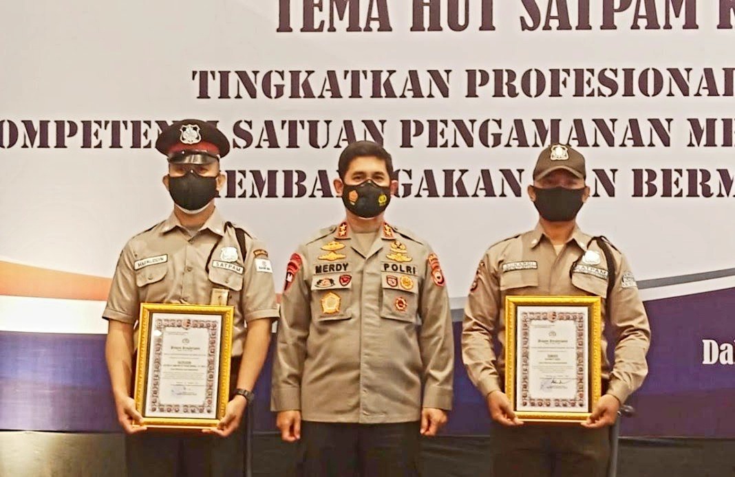 tegas ke pelanggar protokol kesehatan satpam bank bri dapat penghargaan dari kapolda sulsel 30418
