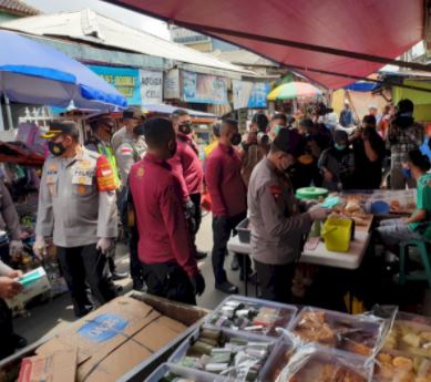 tekan angka covid 19 polda metro jaya dan kodam jaya bagikan masker dan swab secara gratis 30403