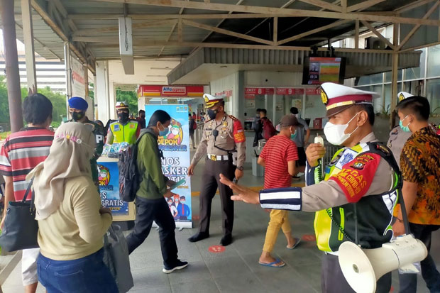tekan covid 19 polres depok dirikan kios masker gratis 11892