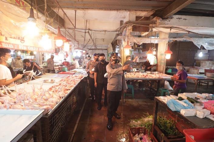 tekan penyebaran covid 19 kapolda kepri tinjau dan bagikan masker gratis di pasar botania i 31227