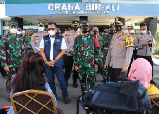 tekan penyebaran covid 19 polda jatim perketat prokes di bandara internasional juanda 28735