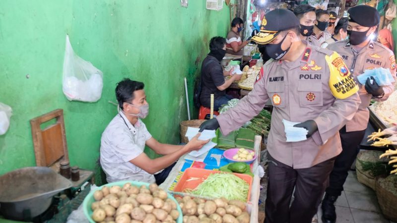 tekan penyebaran covid 19 wakapolda jatim bagikan 100 ribu makser di sidoarjo 11206