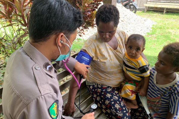 temui masyarakat sugapa tim medis binmas noken berikan pengobatan dan edukasi kesehatan gratis 45999