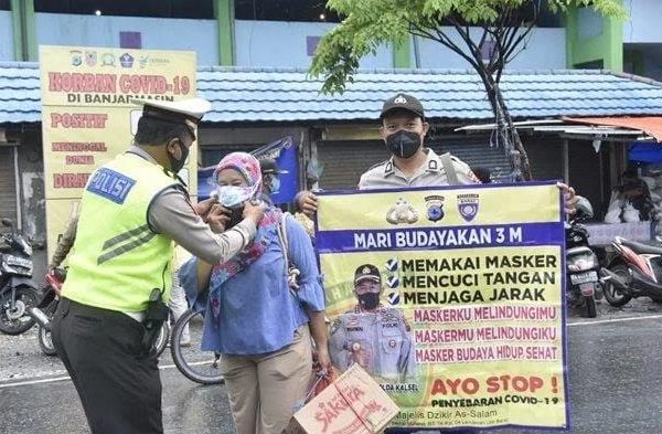terapkan 3m ditlantas polda kalsel gencar sosialisasi prokes 19683