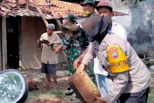 terdampak bencana polwan di grobogan ini ikut serta bantu perbaiki rumah warga 9825