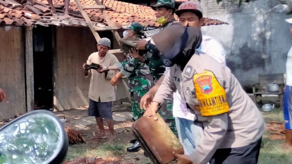 terdampak bencana polwan di grobogan ini ikut serta bantu perbaiki rumah warga 9825