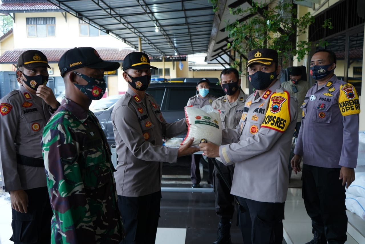 terdampak pandemi covid 19 polri salurkan 11 ton beras untuk masyarakat di kabupaten batang 32849