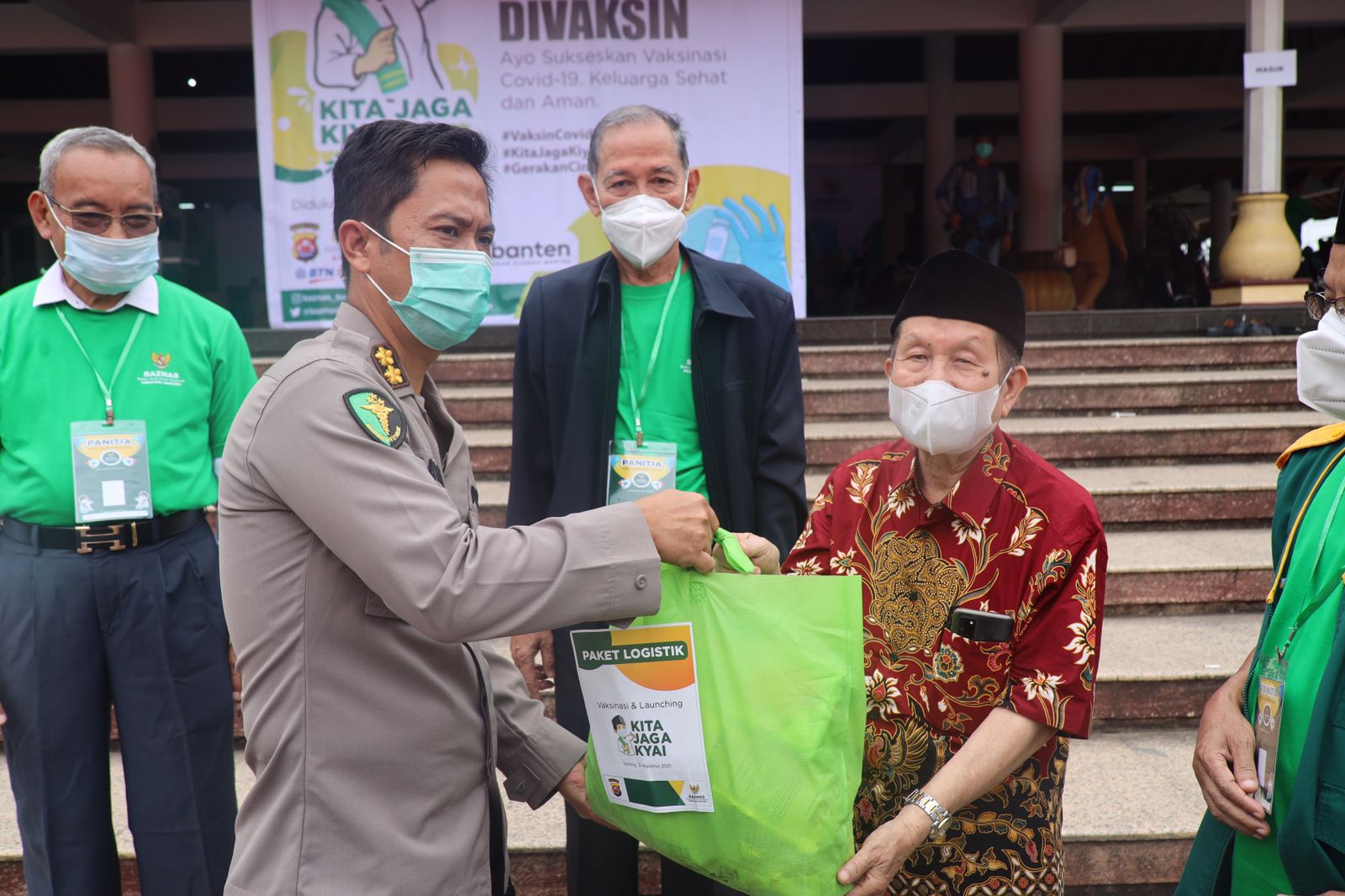 terdampak ppkm polda banten salurkan 500 paket sembako kepada kiyai dan santri di banten 9568