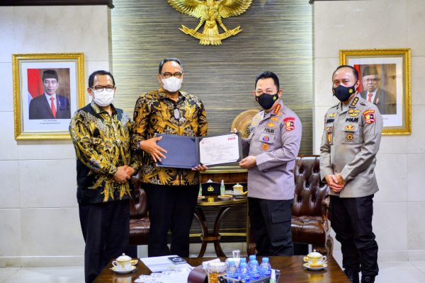 terima sertifikat csfa dari bpk kapolri ingin personel polisi miliki kemampuan auditor 22881