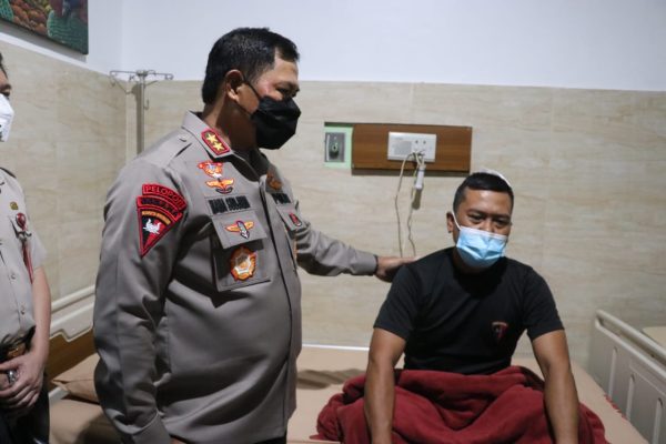 terluka saat kawal aksi unjuk rasa kapolda sulsel besuk 2 personel yang mendapat perawatan medis di rs bhayangkara 45908