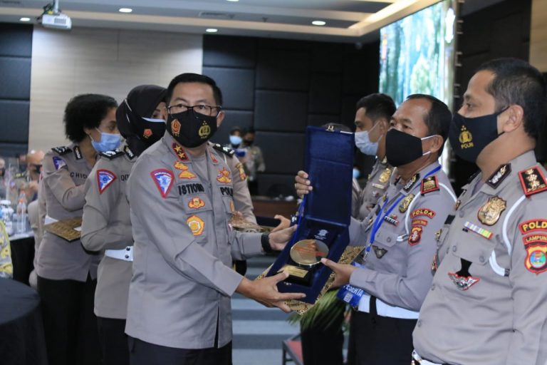 terobosan kreatif aplikasi tacs ditlantas polda kalteng terima penghargaan dari kakorlantas polri 18280