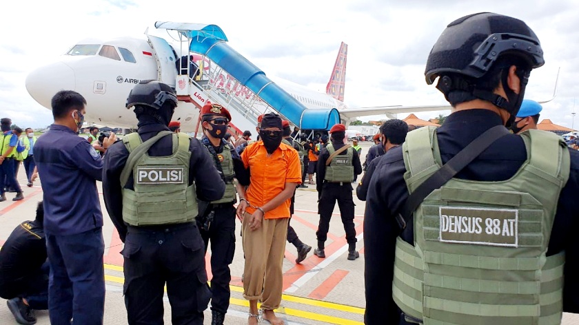 teroris zulkarnain cs tiba di bandara soetta langsung dibawa ke mabes polri 32919