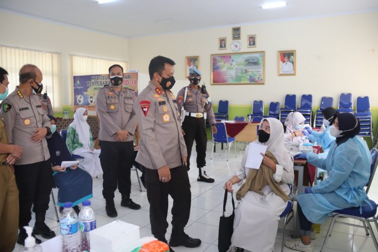 the banten regional police organizes go to school vaccination in serang city 40923