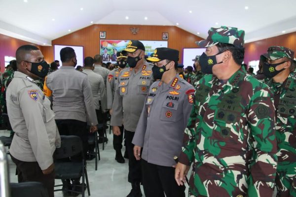 the chief of inp asks babinsa and bhabinkamtibmas to maintain papuan conduciveness 38660