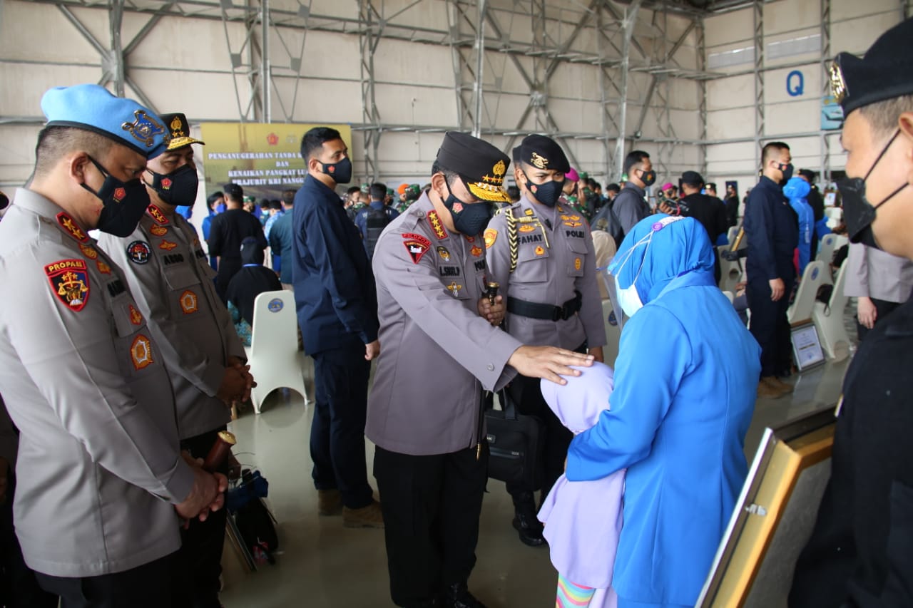 the chief of inp offers the children of nanggala crew soldiers 402 to become police 38768