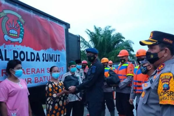 the chief of north sumatra regional police provides assistance to flood victims in batubara 41432