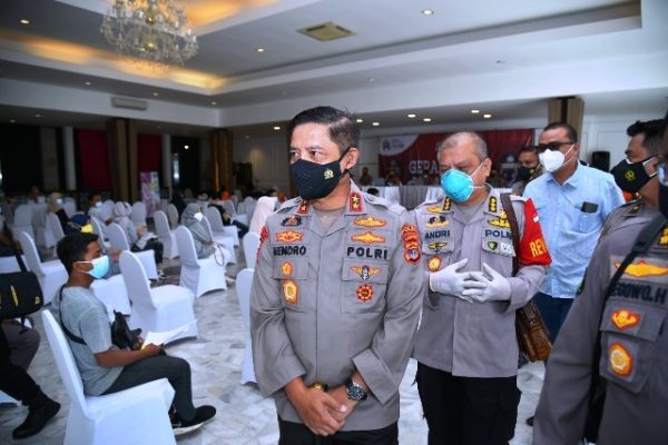 the chief of regional police checks the implementation of the merdeka siger vaccination implemented by the lampung regional police s doctor and health field 41409