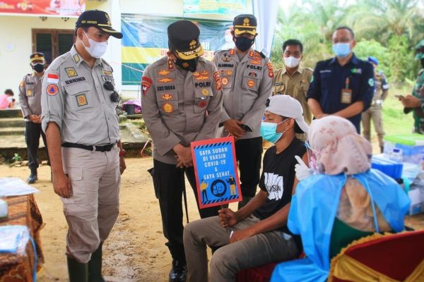 the chief of south sumatra regional police gives basic food assistance and sad vaccine injections 41430