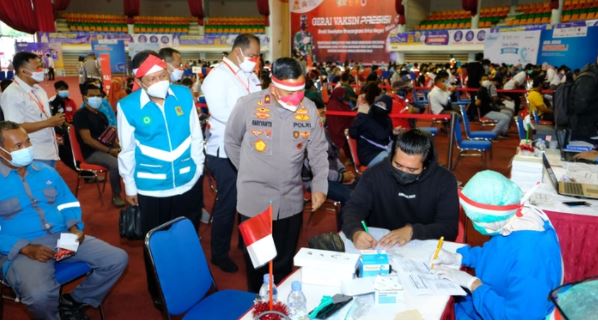 the deputy chief of the east kalimantan regional police reviews the precision vaccine outlet at the bscc dome building balikpapan 41337