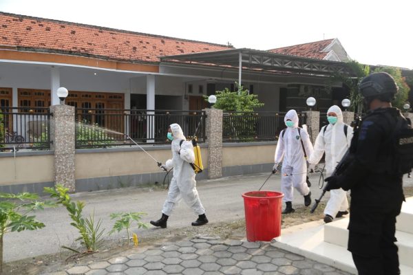 the east java regional mobile brigade unit implements disinfectant spraying and distribution of basic foods in 4 districts under micro lockdown 28812