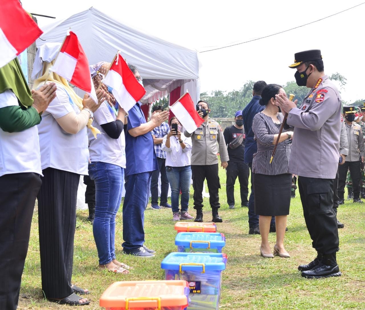 the indonesian national police chief distributes 1000 food packages for the community in tangerang 41394