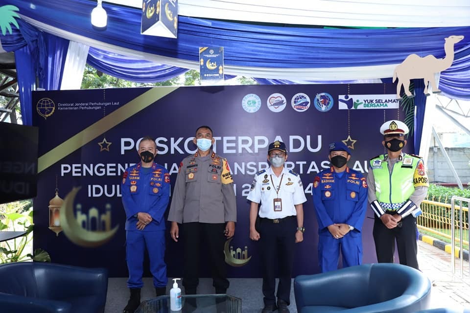 the indonesian national police conducts checks on blockages of homecoming routes both on land and sea to ensure the situation is safe and conducive 31378