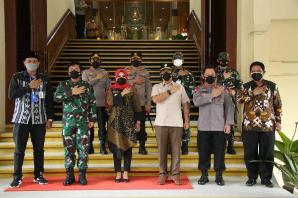 the national police chief and the army commander visit klaten lead a briefing meeting on the handling and control of covid 19 with forkopimda 41454