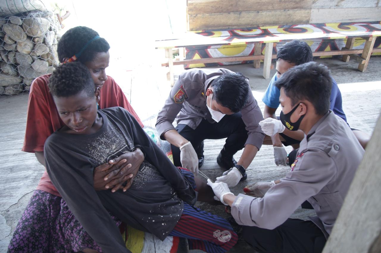 the noken community development treats a child with torn leg wound 45966