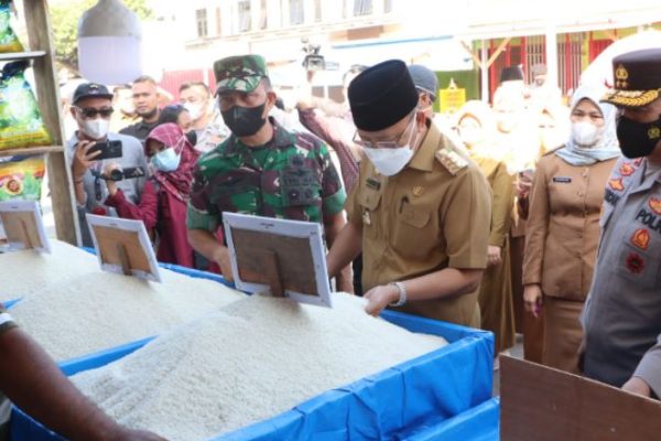 the police chief and the governor of bengkulu reviewed the price of daily supplies in the market 45635