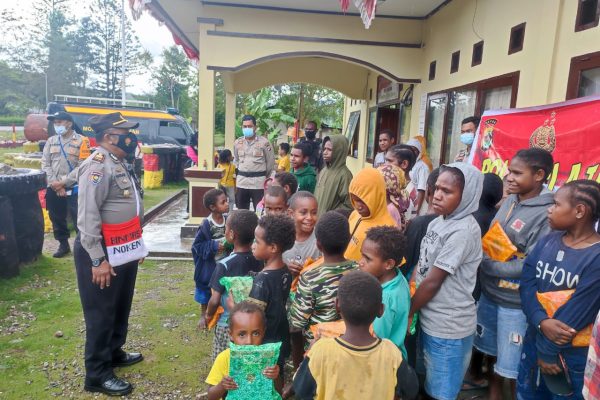 the polisi pi ajar programme of noken community development unit brings smile to elementary school children of aslogaima inpres elementary school 42952