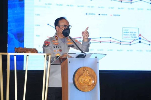 the real form of a clean and serving bureaucracy the police receives an award from the ministry of administrative and bureaucratic reform 44588