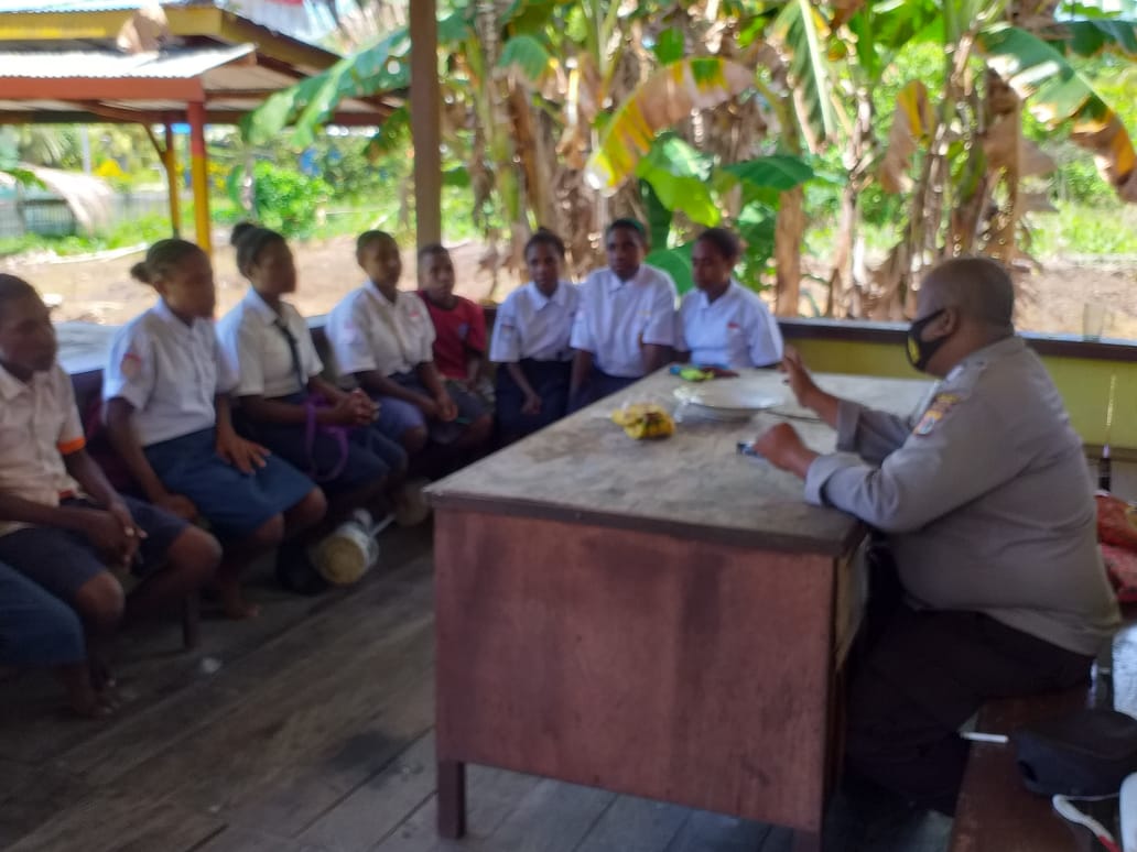 the si ipar activity of noken community development unit of sarmi brings smile to students of satap junior high school 43051
