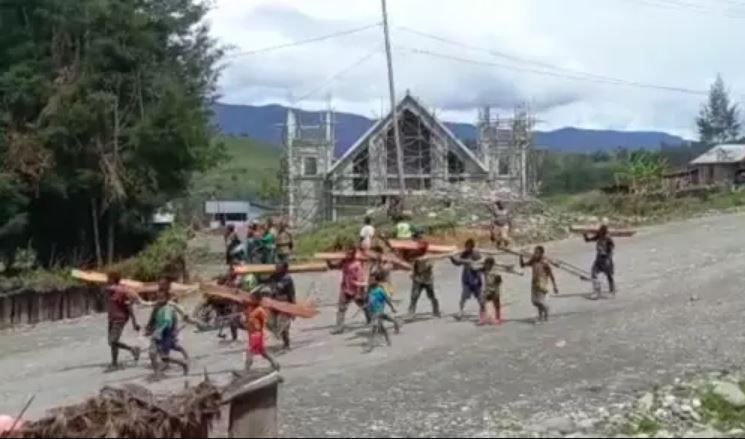 the situation of ilaga papua is conducive local communities prepare for the burning stone tradition 38770
