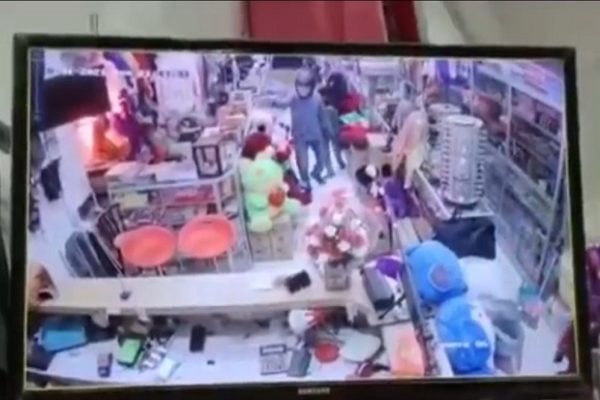 the three robbers with guns threaten shopkeepers to take off idr 140 million in east aceh 43403