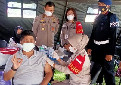 the west sumatra regional police applies the covid 19 vaccination strategy to the sub districts 43173