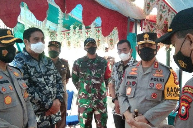 three days after eid the chief of south sulawesi regional police visited insulation post at the border of maros bone 28457