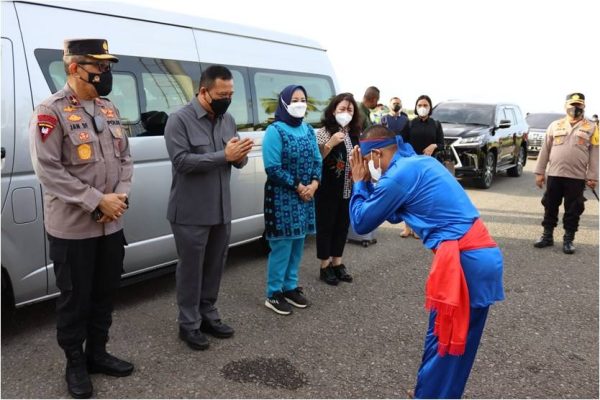 tiba di bandara pattimura ambon kedatangan kapolda maluku yang baru disambut dengan tari lenso 22674