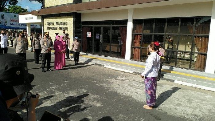 tiba di mapolda sulut kapolda nana sudjana bersama istri disambut tarian maengket 36800