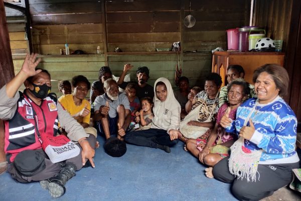 tiba di oksibil pengungsi kiwirok diberikan trauma healing oleh binmas noken nemangkawi dan polres pegunungan bintang 13394