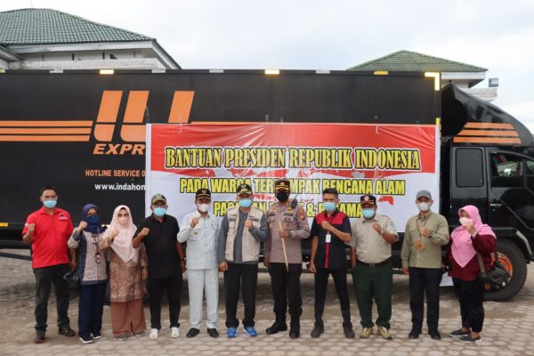 tiga truk bantuan presiden untuk korban gempa di pasbar dan pasaman tiba di sumatra barat 37294