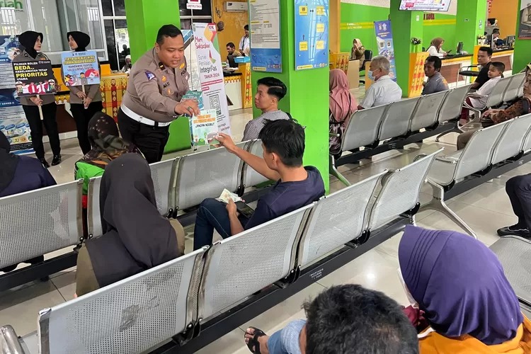 tim cooling system ditlantas polda riau berikan imbauan kamtibmas serta pesan pesan damai di pekanbaru 80330