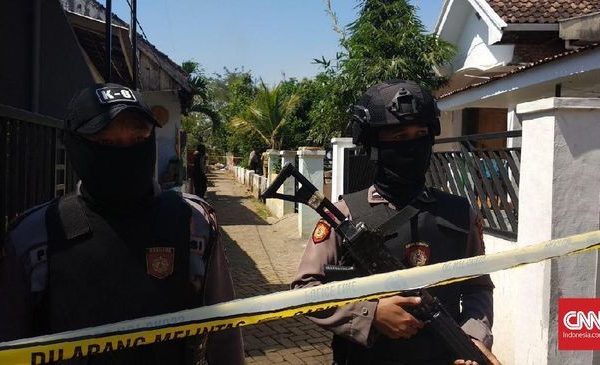 tim densus 88 polri kembali tangkap terduga terorisme di jawa timur 18225