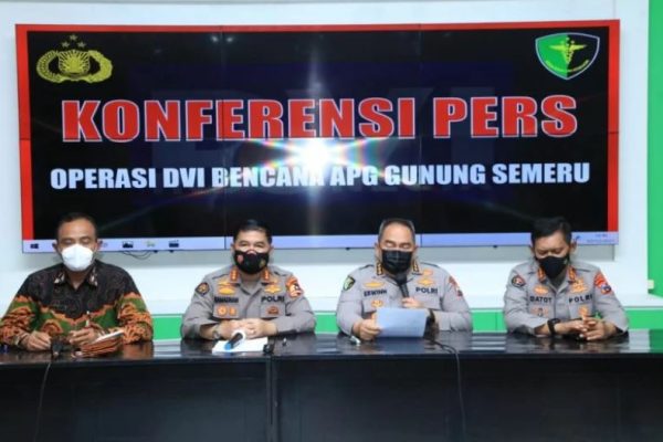 tim dvi polri terima 30 jenazah korban letusan gunung semeru 25323