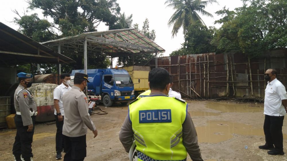 tim gabungan tni polri sita 6 ton solar di gudang penampungan bbm ilegal 17463