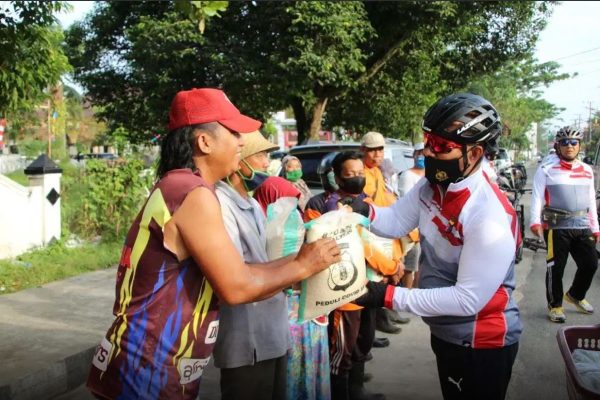 tim gowes polda kalteng bagikan beras dan bendera merah putih kepada masyarakat 34883