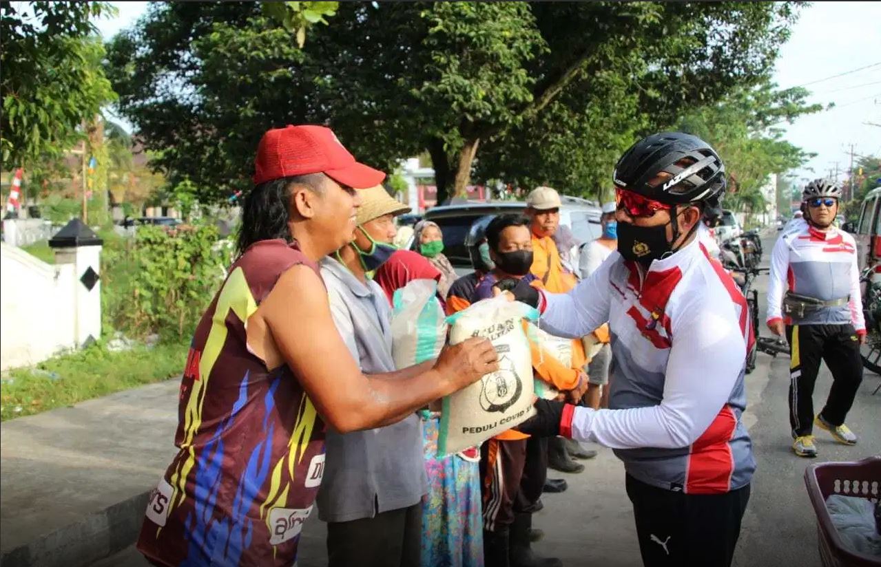 tim gowes polda kalteng bagikan beras dan bendera merah putih kepada masyarakat 34883