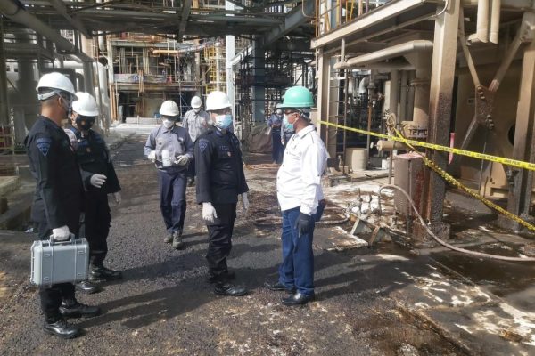 tim kbr satbrimob polda banten olah tkp pasca ledakan di pt mitsubishi chemical indonesia cilegon 21074